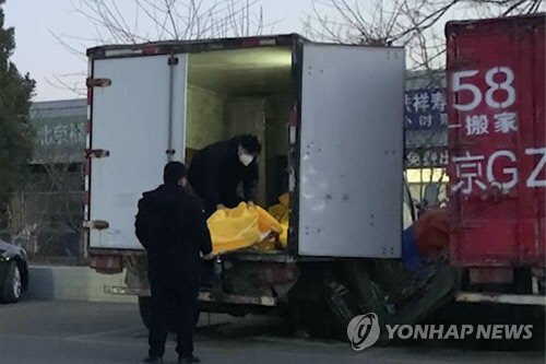 중국이 '제로 코로나'에서 '위드 코로나'로 전환하면서 수도 베이징 장례식장에서 코로나19 사망자로 속출하면서 화장장으로 시신이 몰리고 있다.  연합뉴스 제공